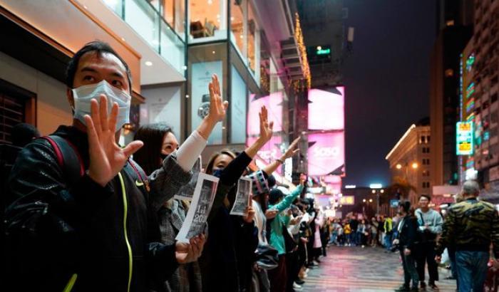 Il capodanno di Hong Kong con la catena umana e senza fuochi d'artificio