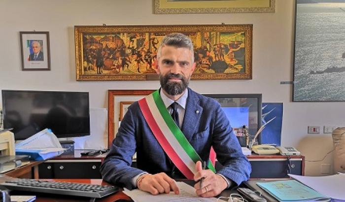 Un sindaco di Fratelli d'Italia "licenzia" un sindaco del Pd: è polemica