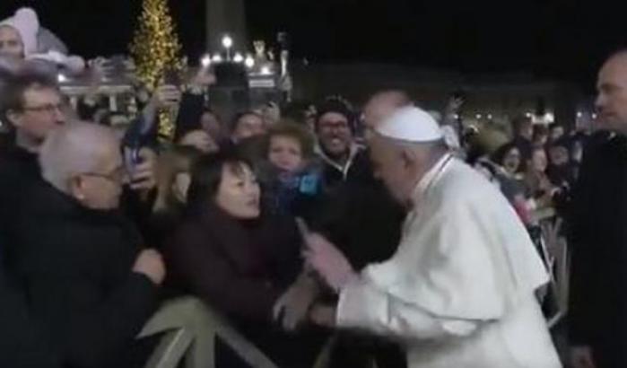 Una fedele lo strattona, la rabbia di Papa Francesco diventa virale