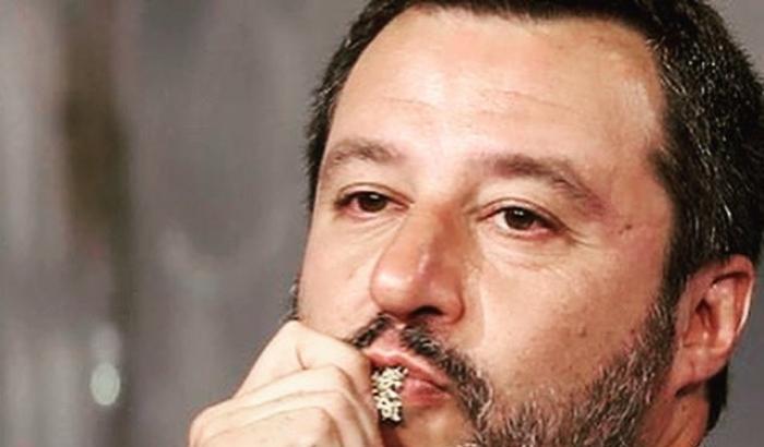 Salvini bacia il rosario