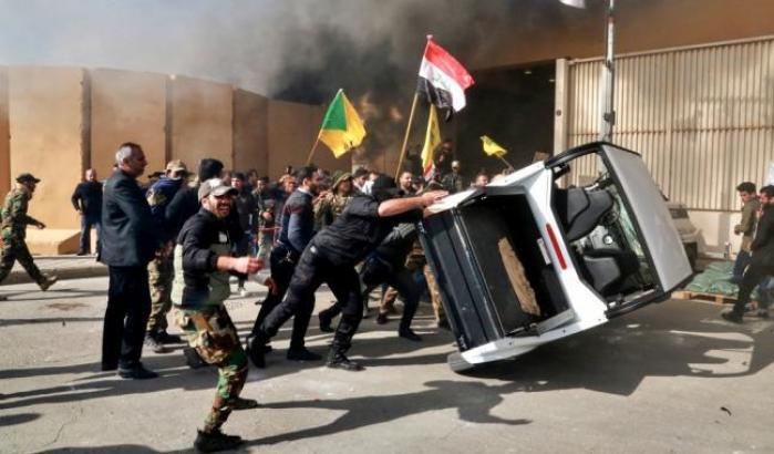 Proteste davanti all'ambasciata Usa a Baghdad