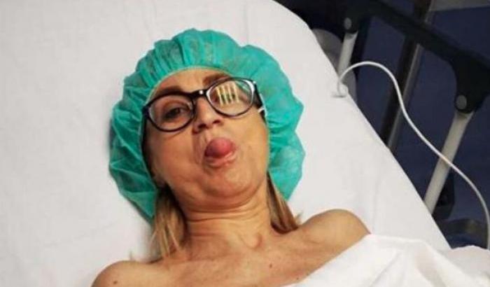 Luciana Littizzetto in ospedale, gli haters si scatenano: "Radical chic di m**da, potevi anche morire"