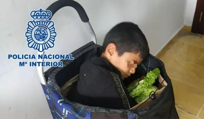 L'odissea di un bimbo di 11 anni: nascosto in un trolley per entrare in Europa