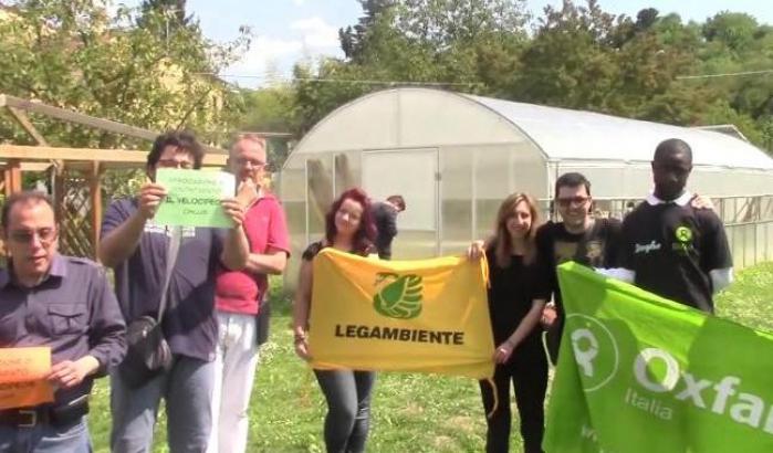 Razzisti in azione ad Arezzo contro una Ong: "Oxfam raus"
