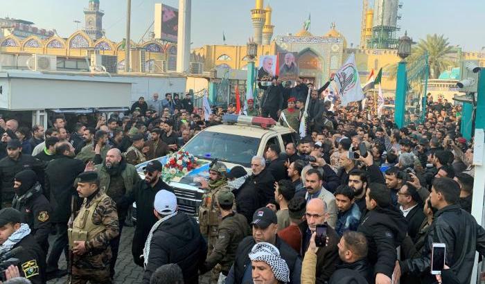 Baghdad, in migliaia ai funerali di Soleimani al grido di 'Morte all'America'