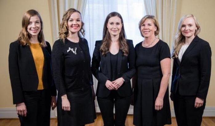 Sanna Marin (al centr) e le altre esponenti del governo finlandese