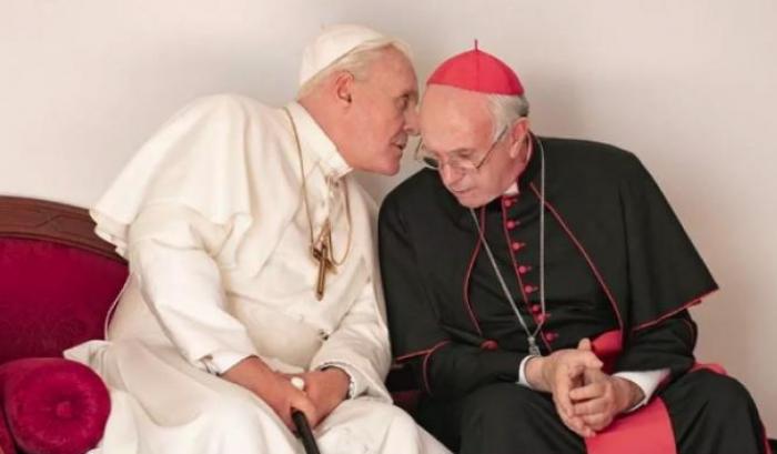 Jonathan Pryce (Bergoglio) e Anthony Hopkins (Ratzinger) nel film I Due Papi