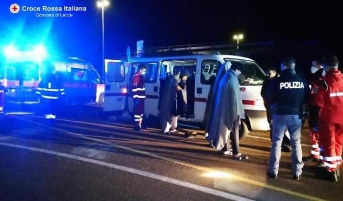 Trentatr&eacute; curdi sbarcano a Lecce: stremati e costretti a nuotare nelle acque gelide