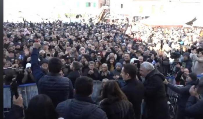 Galeotto fu lo scatto: Salvini a pugno chiuso a Cesenatico fa scattare l'ironia