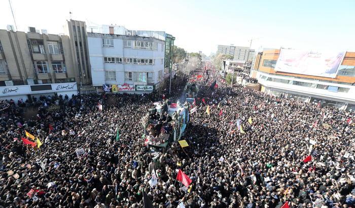 Ressa nella città natale di Soleimani, almeno 40 morti e 200 feriti: rinviata la sepoltura