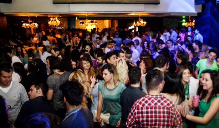 Non fa entrare le ragazze in discoteca perché nere, licenziato un buttafuori