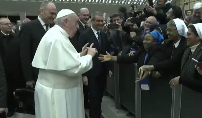 Il Papa scherza con la suora: "Se non mi mordi ti do un bacio"