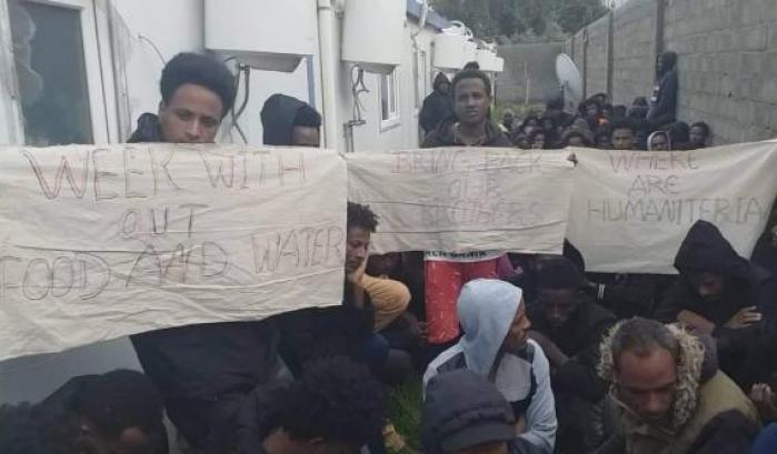 La protesta di alcuni richiedenti asilo a Tripoli