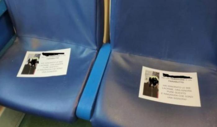 Sul treno volantini (e foto) dell'ex che l'ha tradita: "Sei un farabutto"