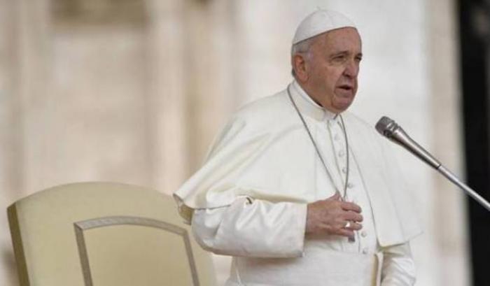 Papa Francesco: "Le fake news logorano la società, raccontare la verità è eroico"