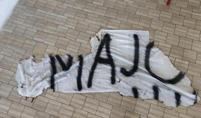 Razzisti in azione: bruciato uno striscione di solidarietà a Liliana Segre