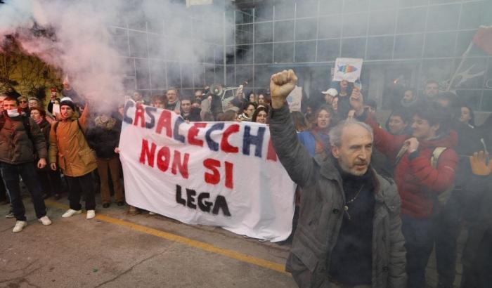 "Torna al Papeete": Casalecchio si ribella a Salvini al canto di Bella Ciao