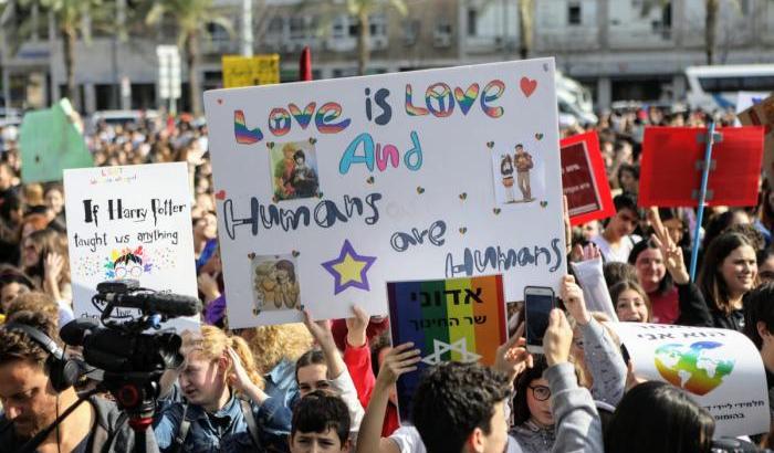 A Tel Aviv studenti protestano contro l'omofobia