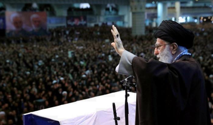 Khamenei guida la preghiera a Teheran dopo otto anni: "Gli Usa sono terroristi"