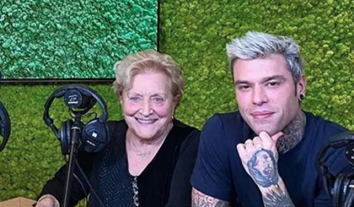 La nonna di Fedez imbarazza il nipote: "Oggi in Italia ci vorrebbe Mussolini"