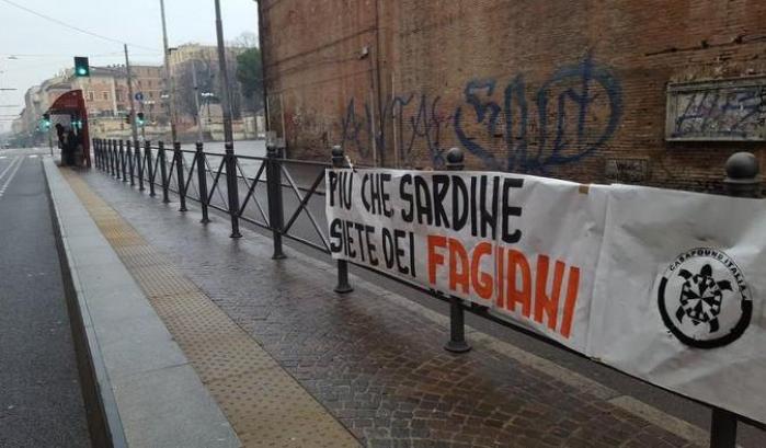 Fascisti a Bologna: spunta un drappo di Casapound anti-sardine