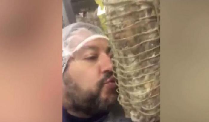 I fan di Salvini non mangiano, ma la Bestia non digiuna e continua a baciare i salumi (e a prendervi in giro)