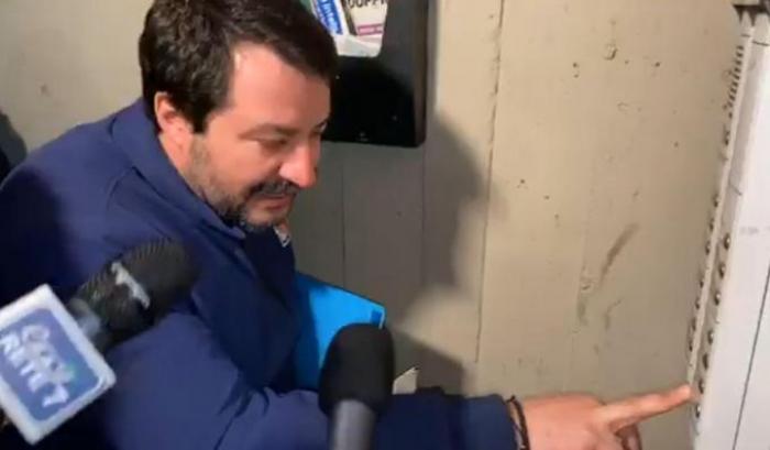 Tutti i modi in cui Matteo Salvini con quella citofonata ha violato la legge italiana