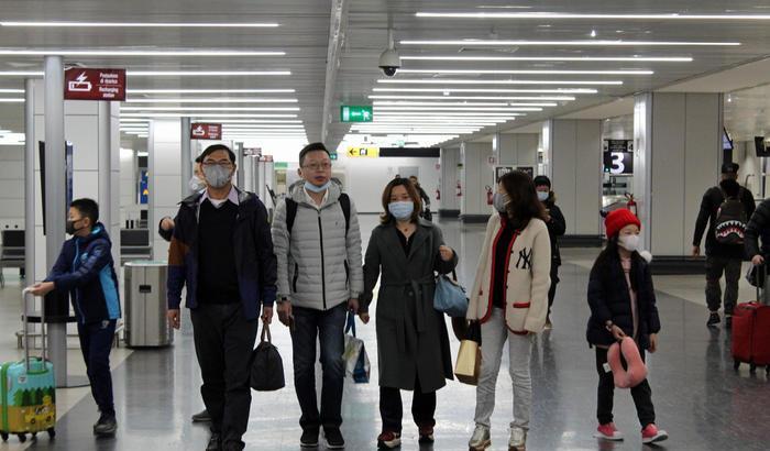 Famiglia cinese in aeroporto