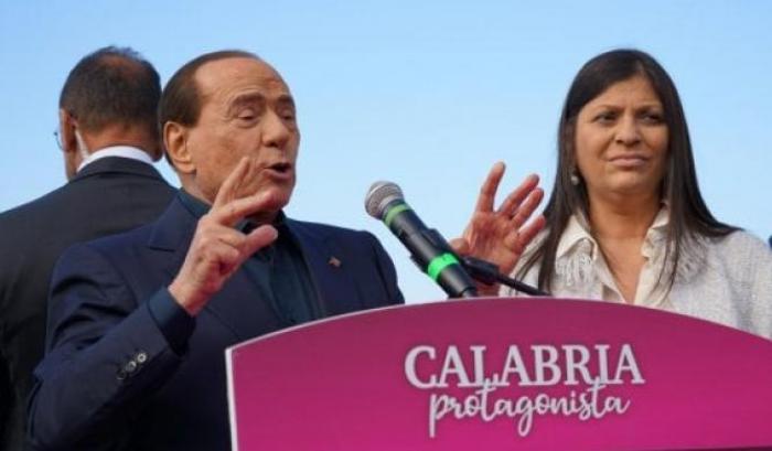 Da Berlusconi nuove volgarità sessiste: "È bravissima ma non me l'ha mai data"