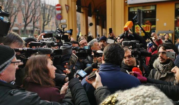 Salvini contestato durante la passerella elettorale a Bologna: "Ti devi vergognare, noi vogliamo restare liberi"