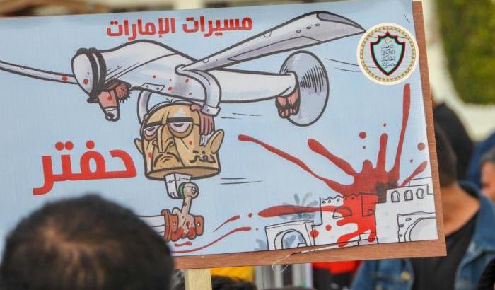 Cartello contro i bombardamenti fatti con aerei degli Emirati sulla capitale della Libia Tripoli