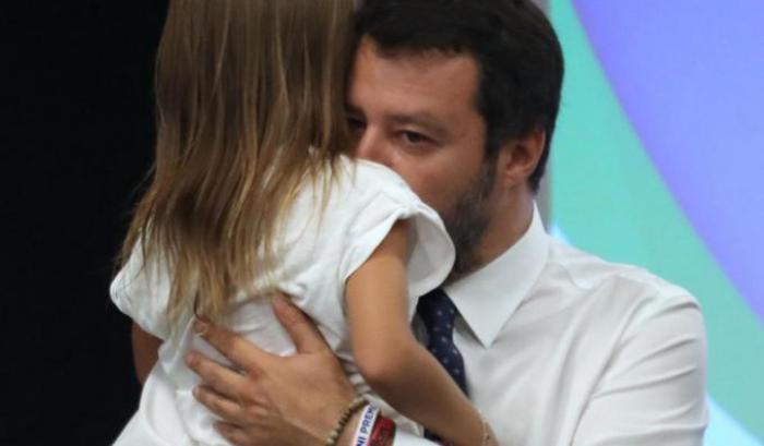 Salvini con una bambina a Pontida