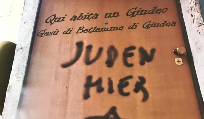 'Qui abita un ebreo: Gesù di Betlemme': il messaggio del gesuita contro la scritta nazista a Mondovì