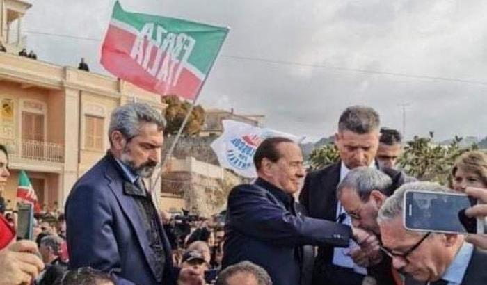 Vincenzo Bartone, sindaco di Soriano, bacia la mano a Berlusconi