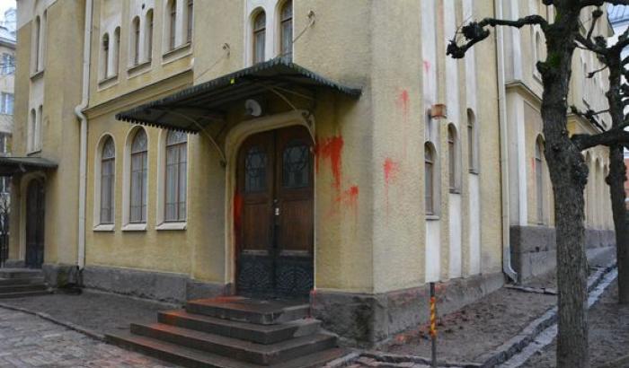 Nel Giorno della Memoria una sinagoga imbrattata di rosso in Finlandia