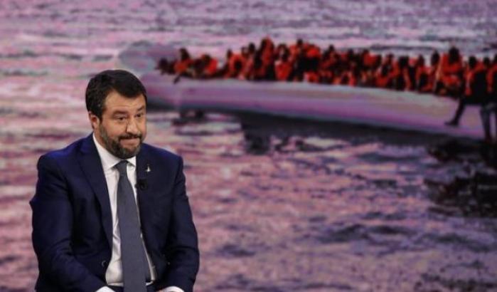 Salvini si traveste da Trump: "La sinistra vuole vincere con mezzi giudiziari"