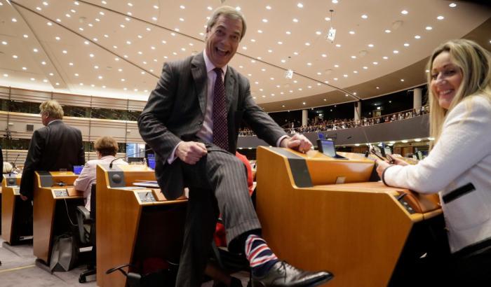 Farage al Parlamento Ue con i calzini con la bandiera inglese: "Noi odiamo l'Ue, Brexit in tutta Europa"