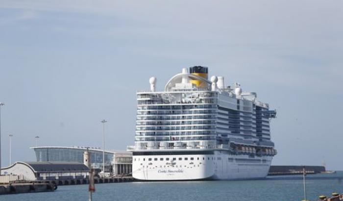 La nave al porto di Civitavecchia