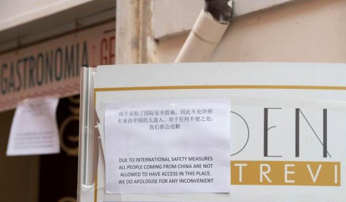 Idiozia, ignoranza e razzismo, in un bar a Fontana di Trevi compare cartello in cinese: "Non entrate"