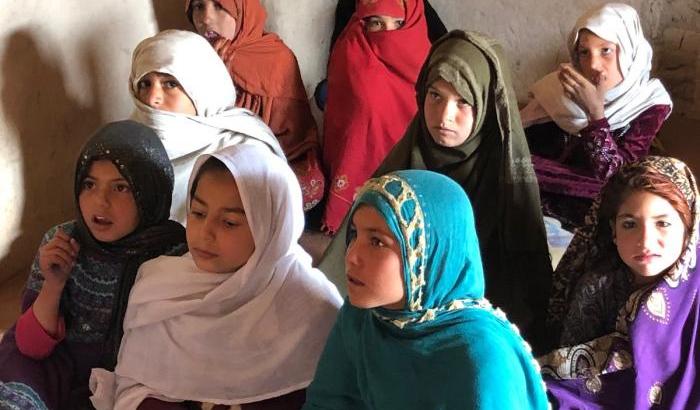 Bambine in una scuola dell'afghanistan