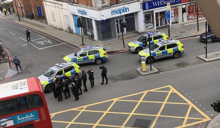 Londra, un uomo accoltella i passanti per strada: la polizia parla di 'terrorismo'