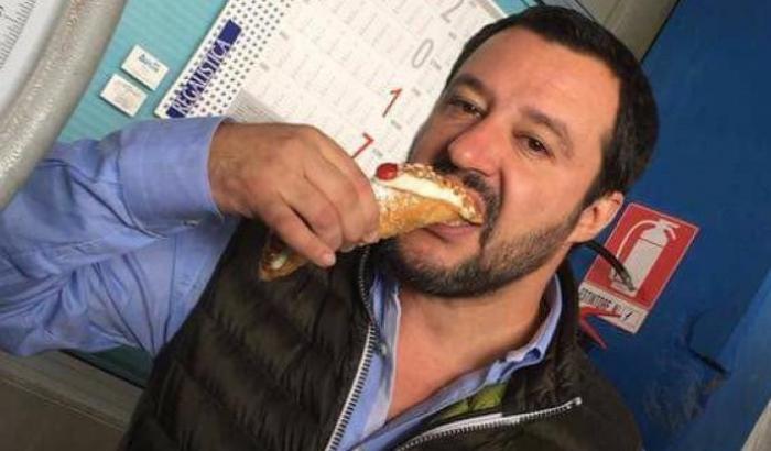 Salvini ancora contro Sanremo: "Piuttosto che vederlo mi mangio un cannolo"