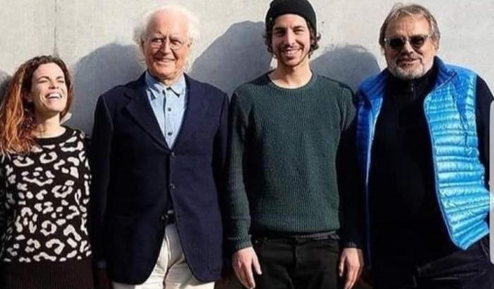 Le Sardine tornano sulla foto con Benetton: "Vicini alle famiglie delle vittime del Ponte Morandi"
