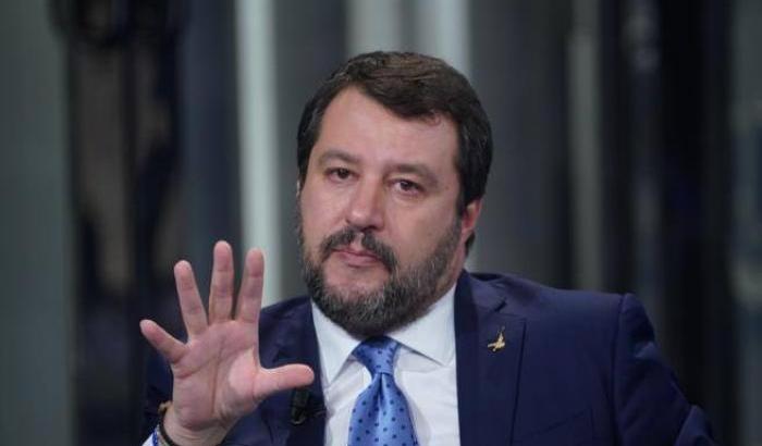 Salvini per difendersi cita a sproposito la Costituzione: "La difesa della Patria è sacro dovere di ogni cittadino"
