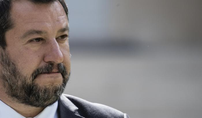 Salvini contro il Pd sulla regolarizzazione dei migranti, la replica: "Ignorante e razzista"