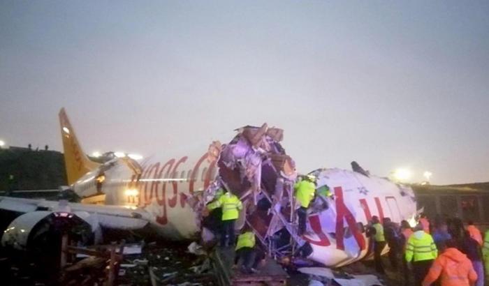Istanbul, un aereo finisce fuori pista e si spezza in due: 120 feriti