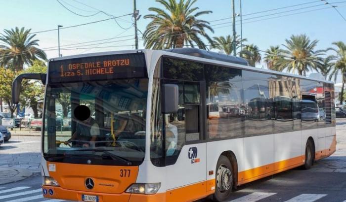 Razzismo a Cagliari per il coronavirus. Scambiato per cinese, un filippino picchiato sul bus