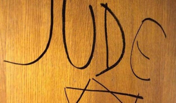 Antisemiti in azione: la stella di David e la scritta 'Jude' sulla porta di Marcello Segre
