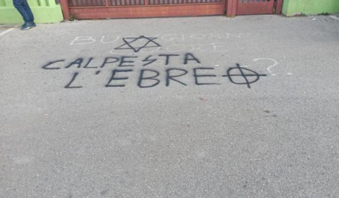 In un liceo di Pomezia appare una scritta nazista: "Calpesta l'ebreo"