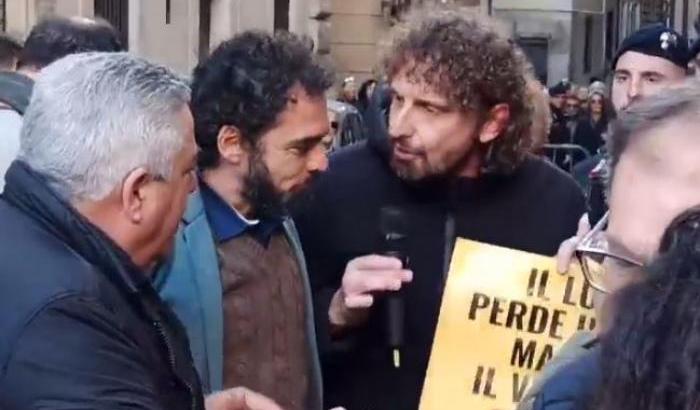 Manifestazione M5s: i grillini insultano e cacciano dalla piazza Filippo Roma de Le Iene